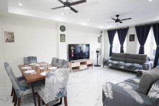 Room in House - Luxurious Place Cozy Spacious with WIFI near SM Lucena - - 4