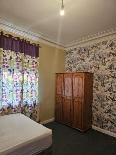 Large room with free WiFi free parking and back garden - Burton upon Trent - 3