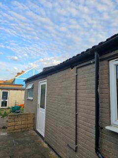 Large room with free WiFi free parking and back garden - Burton upon Trent - 2
