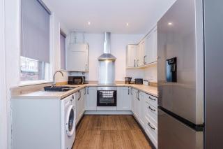 Spacious 4 Bedroom House in Walkden, Worsley by Eason Stays, Ideal For Weekend Getaways & Business Travellers - with Free parking! - 6
