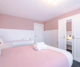 Budget Friendly Private Apartment - Free Parking - Manchester - 4