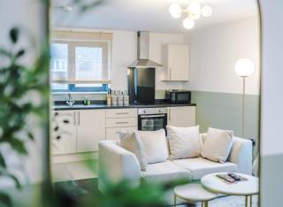 Business Travellers & Couples with Free Parking - Manchester - 9