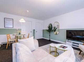 Business Travellers & Couples with Free Parking - Manchester - 9
