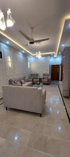 Entire Ground Floor Elegance 3BR Gulistan e Joher Blk 14 Near Darul Sehat Hospital - Karatschi - 8