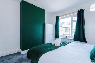 Stylish 3 Bed Home in Sheffield by Eason Stays, Ideal For Weekend Getaways & Business Travellers, with Pool Table & Free Parking - Nether Edge - 2