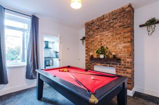 Stylish 3 Bed Home in Sheffield by Eason Stays, Ideal For Weekend Getaways & Business Travellers, with Pool Table & Free Parking - Nether Edge - 0