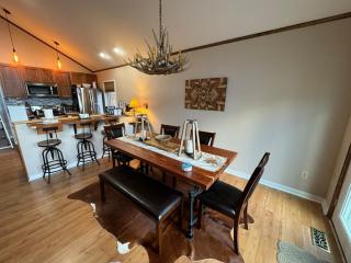 Romantic Getaway or Family Vacay with Mountain Views - - 9