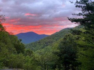 Romantic Getaway or Family Vacay with Mountain Views - - 8