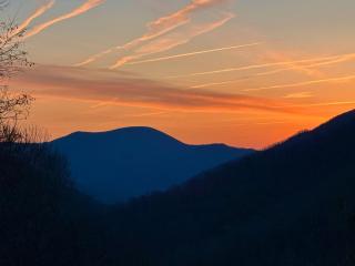 Romantic Getaway or Family Vacay with Mountain Views - 7