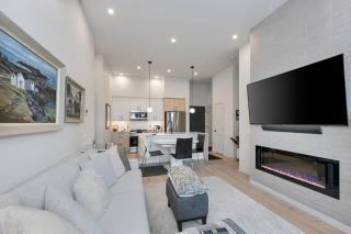 Whirlaway – Luxurious one bedroom Penthouse with study and 2 parking spots by Victoria Prime! - Victoria - 9