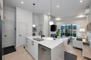 Whirlaway – Luxurious one bedroom Penthouse with study and 2 parking spots by Victoria Prime! - Victoria - 4
