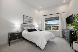 Whirlaway – Luxurious one bedroom Penthouse with study and 2 parking spots by Victoria Prime! - Victoria - 2