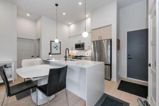 Whirlaway – Luxurious one bedroom Penthouse with study and 2 parking spots by Victoria Prime! - Victoria - 1