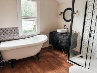 Queens Retreat, Stylish 3-bedroom, sleeps 6 guests, parking for 2 cars, Pet-friendly, a short walk to the castle, cathedral, bars, and restaurants - Lincoln - 0