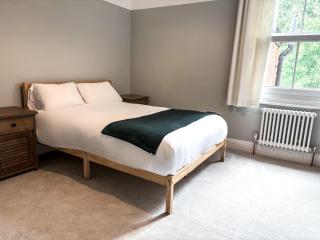 Queens Retreat, Stylish 3-bedroom, sleeps 6 guests, parking for 2 cars, Pet-friendly, a short walk to the castle, cathedral, bars, and restaurants - Lincoln - 8