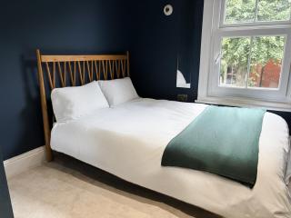 Queens Retreat, Stylish 3-bedroom, sleeps 6 guests, parking for 2 cars, Pet-friendly, a short walk to the castle, cathedral, bars, and restaurants - Lincoln - 3