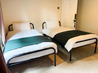 Queens Retreat, Stylish 3-bedroom, sleeps 6 guests, parking for 2 cars, Pet-friendly, a short walk to the castle, cathedral, bars, and restaurants - Lincoln - 4