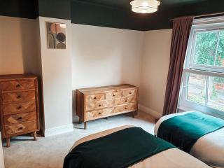 Queens Retreat, Stylish 3-bedroom, sleeps 6 guests, parking for 2 cars, Pet-friendly, a short walk to the castle, cathedral, bars, and restaurants - Lincoln - 1