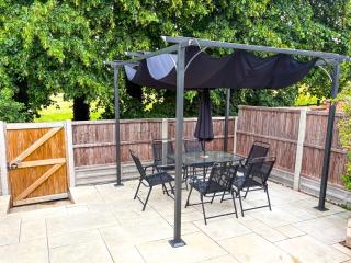 Queens Retreat, Stylish 3-bedroom, sleeps 6 guests, parking for 2 cars, Pet-friendly, a short walk to the castle, cathedral, bars, and restaurants - Lincoln - 2