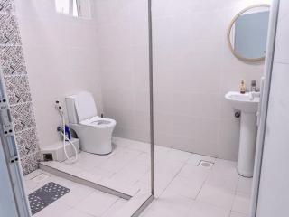 Serenum, bright 2BR with AC, pool, WiFi, Balcony, close to Beach - Mombasa - 4