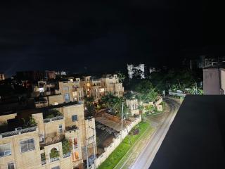 Serenum, bright 2BR with AC, pool, WiFi, Balcony, close to Beach - Mombasa - 1
