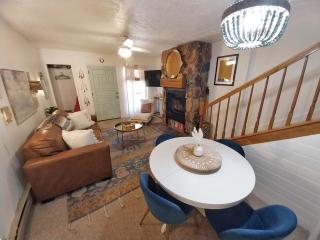 Valley Condo 108 - Skye Retreat - Creekside - Pet Friendly - WiFi - Hot Tub - Fireplace - Washer - Dryer - Playground - Red River - 6