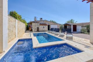 Villa Lara, Family Retreat with Sea View & Pool - Sveti Filip i Jakov - 3