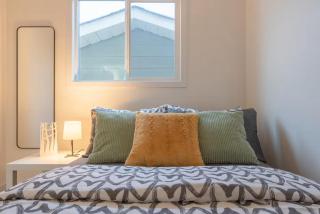 Private neat and cozy room with shared living room and kitchen - Calgary - 5