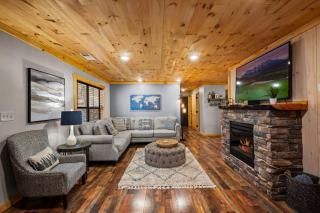 Peaceful Escape w Hot Tub Grill Pool Table - Pigeon Forge - 1