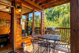 Serene Cabin w Grill Hot Tub & Resort Pool - Pigeon Forge - 9