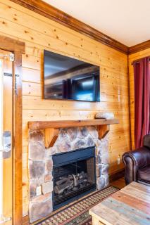 Serene Cabin w Grill Hot Tub & Resort Pool - 2