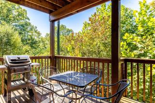 Serene Cabin w Grill Hot Tub & Resort Pool - Pigeon Forge - 1