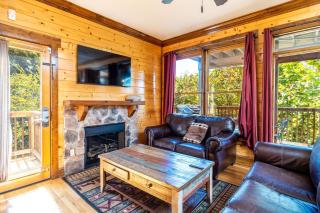 Serene Cabin w Grill Hot Tub & Resort Pool - 2