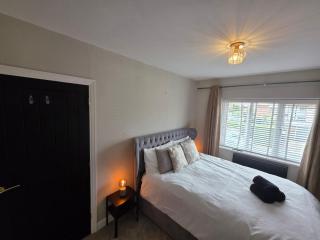 Stunning property with Summer house - Bescot - 7