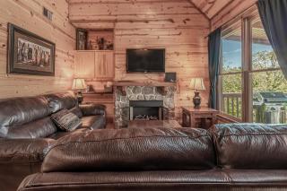 Cozy Retreat in Smoky w Hot Tub & Pool Table - Pigeon Forge - 0