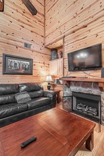 Cozy Retreat in Smoky w Hot Tub & Pool Table - Pigeon Forge - 1