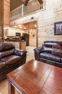 Cozy Retreat in Smoky w Hot Tub & Pool Table - 1