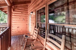 Relaxing Cabin W Hot tub Pool Table and Grill - Pigeon Forge - 2