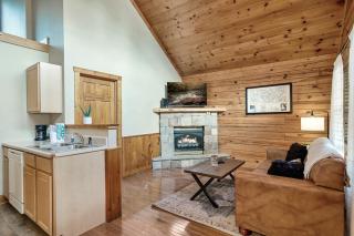 Cozy Cabin Near Smoky w Resort Pool & Grill - Pigeon Forge - 1