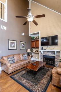 Fun Retreat w Pool Table Hot tub & Grill - Pigeon Forge - 3