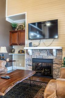 Fun Retreat w Pool Table Hot tub & Grill - 1