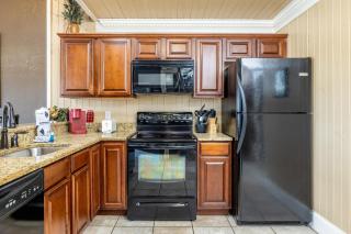 Fun Retreat w Pool Table Hot tub & Grill - 8