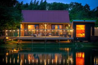Gorgeous pond-side retreat in rural Rutland, with fabulous interior design - - 0