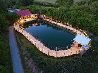 Gorgeous pond-side retreat in rural Rutland, with fabulous interior design - - 9