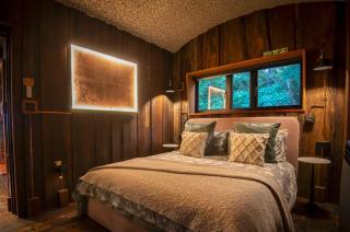 Gorgeous pond-side retreat in rural Rutland, with fabulous interior design - - 8