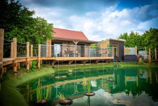 Gorgeous pond-side retreat in rural Rutland, with fabulous interior design - - 5