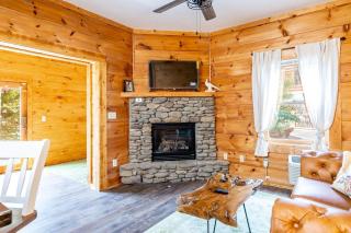 Relaxing Getaway at Smoky Arcade & Resort Pool - Pigeon Forge - 0