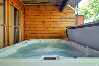 Charming Cabin Getaway w Hot Tub & Grill - Pigeon Forge - 4
