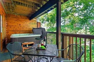 Charming Cabin Getaway w Hot Tub & Grill - Pigeon Forge - 9