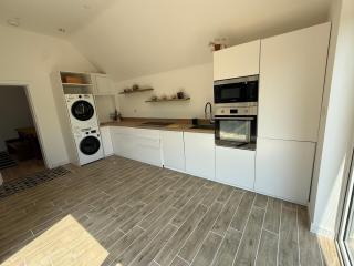 Spacious 4-Bedroom Home - Liss - 8
